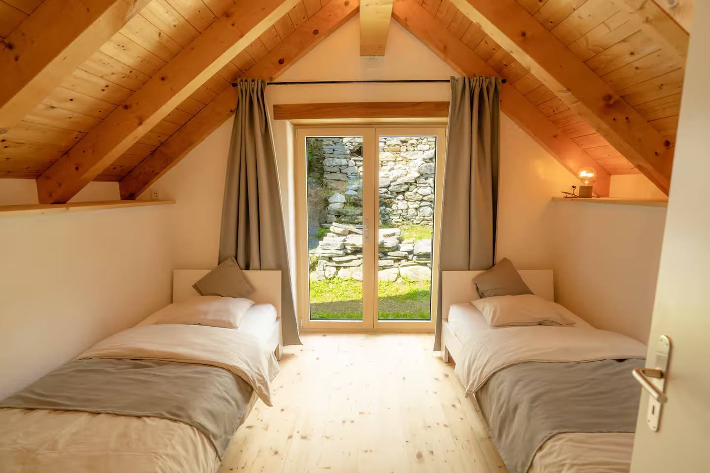 Rustico La Pezza bedroom with two single beds
