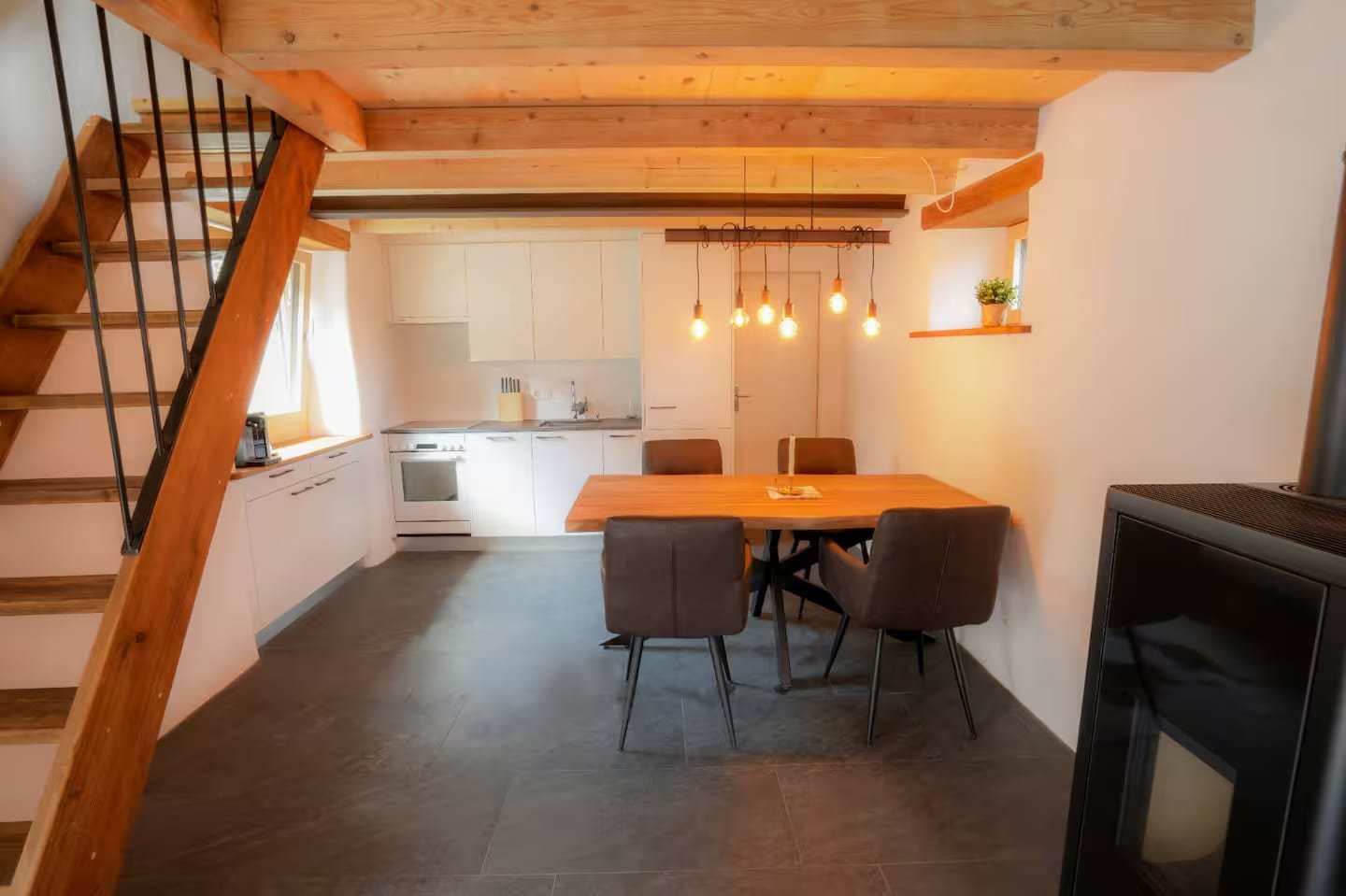 Rustico La Pezza kitchen and dining table
