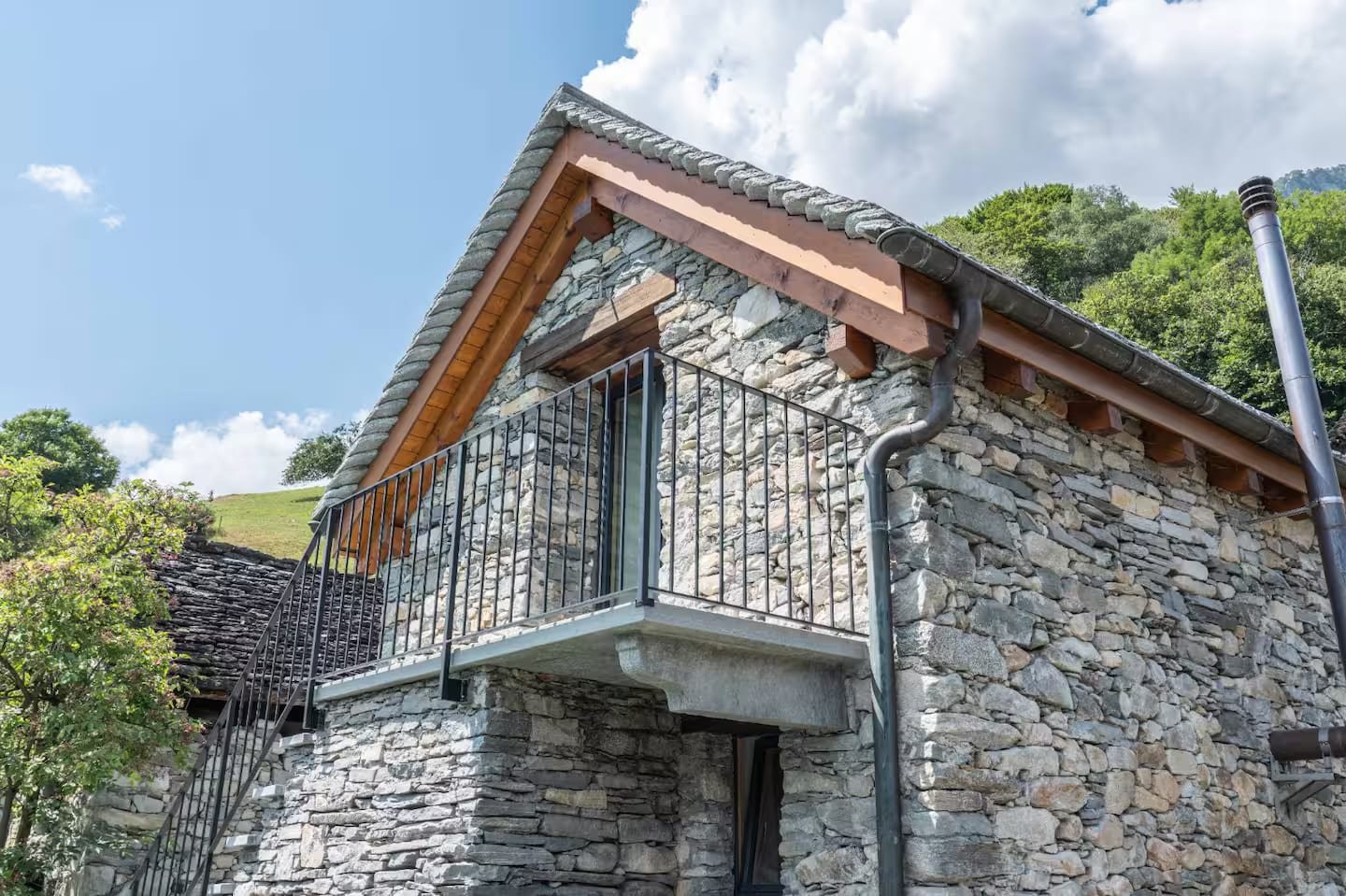 Rustico La Pezza stone exterior and balcony
